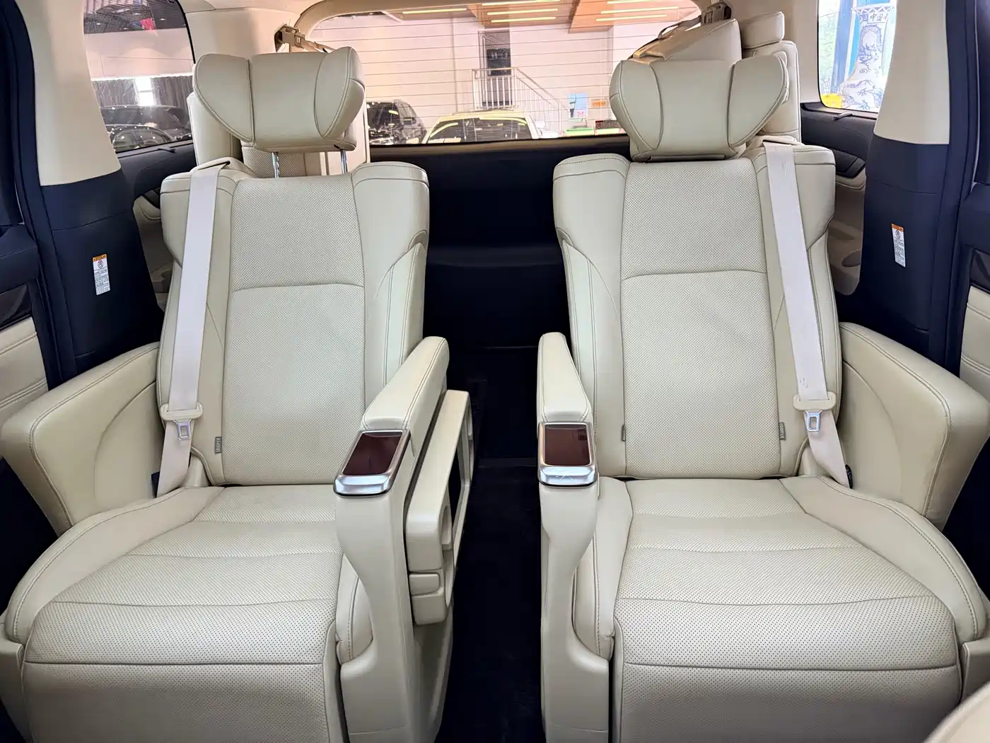 Фото 9 - Toyota Alphard