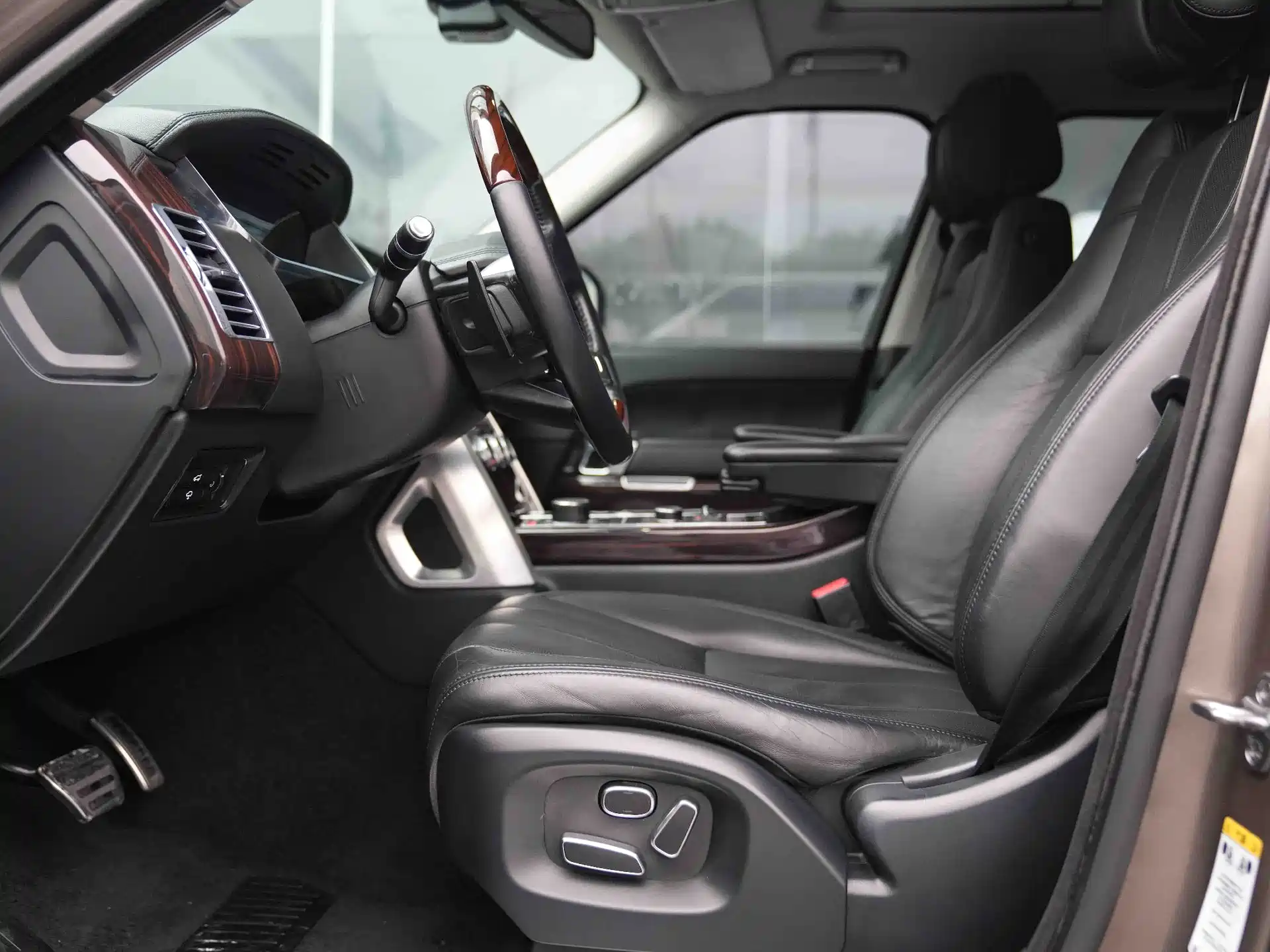 Photo 6 - Land Rover Range Rover