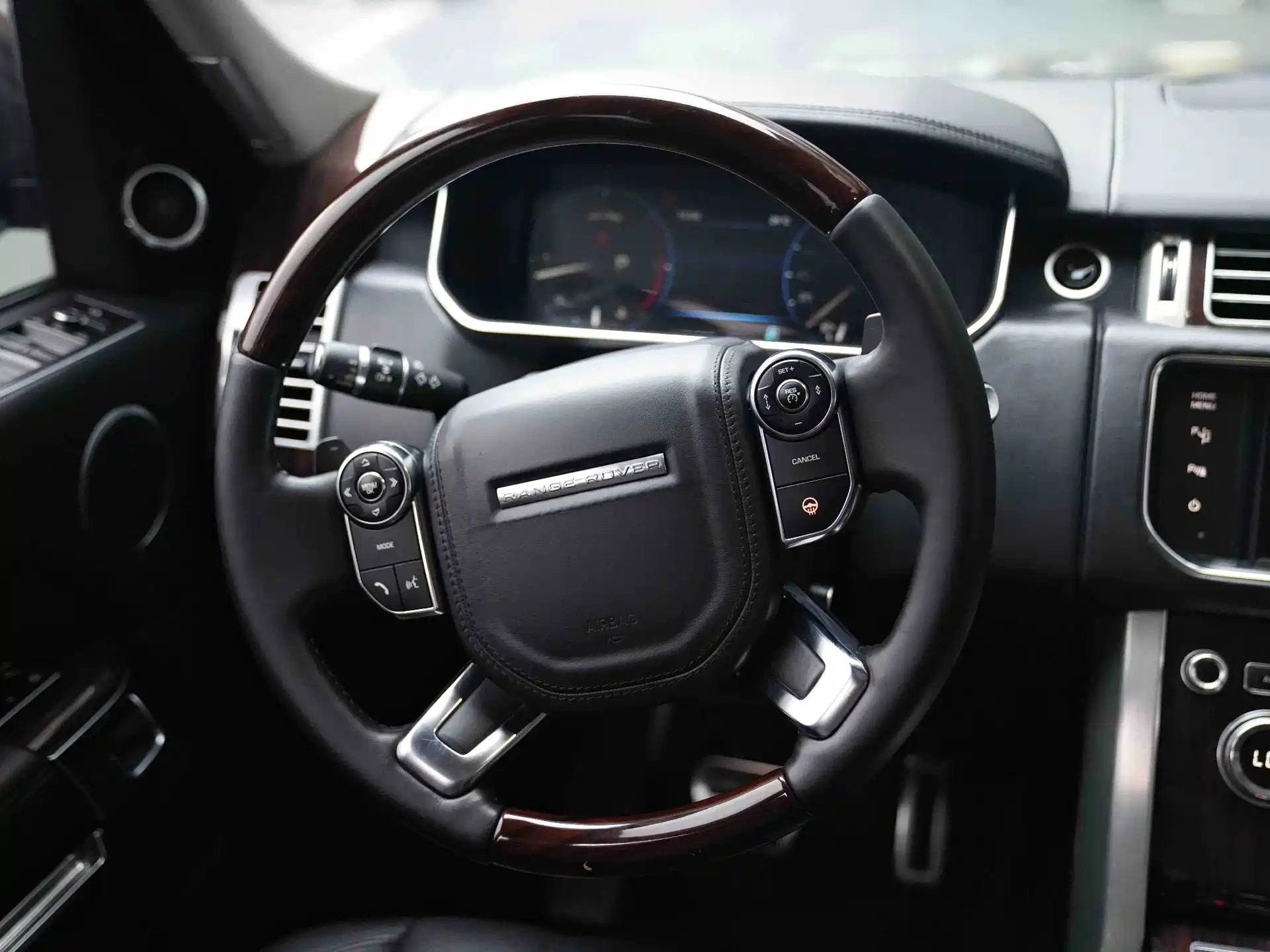 Photo 11 - Land Rover Range Rover