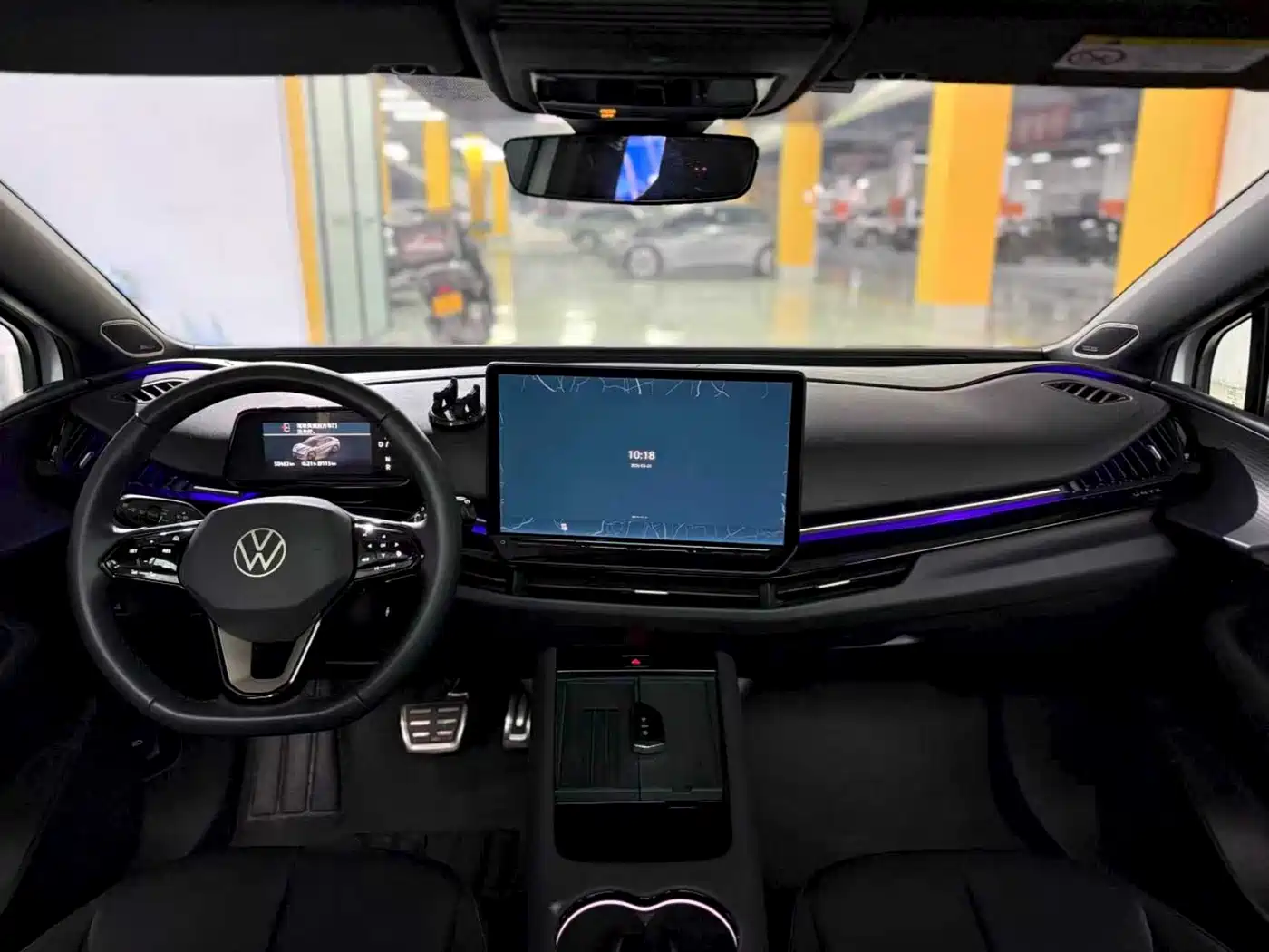 VOLKSWAGEN WITH THE CROWD 06