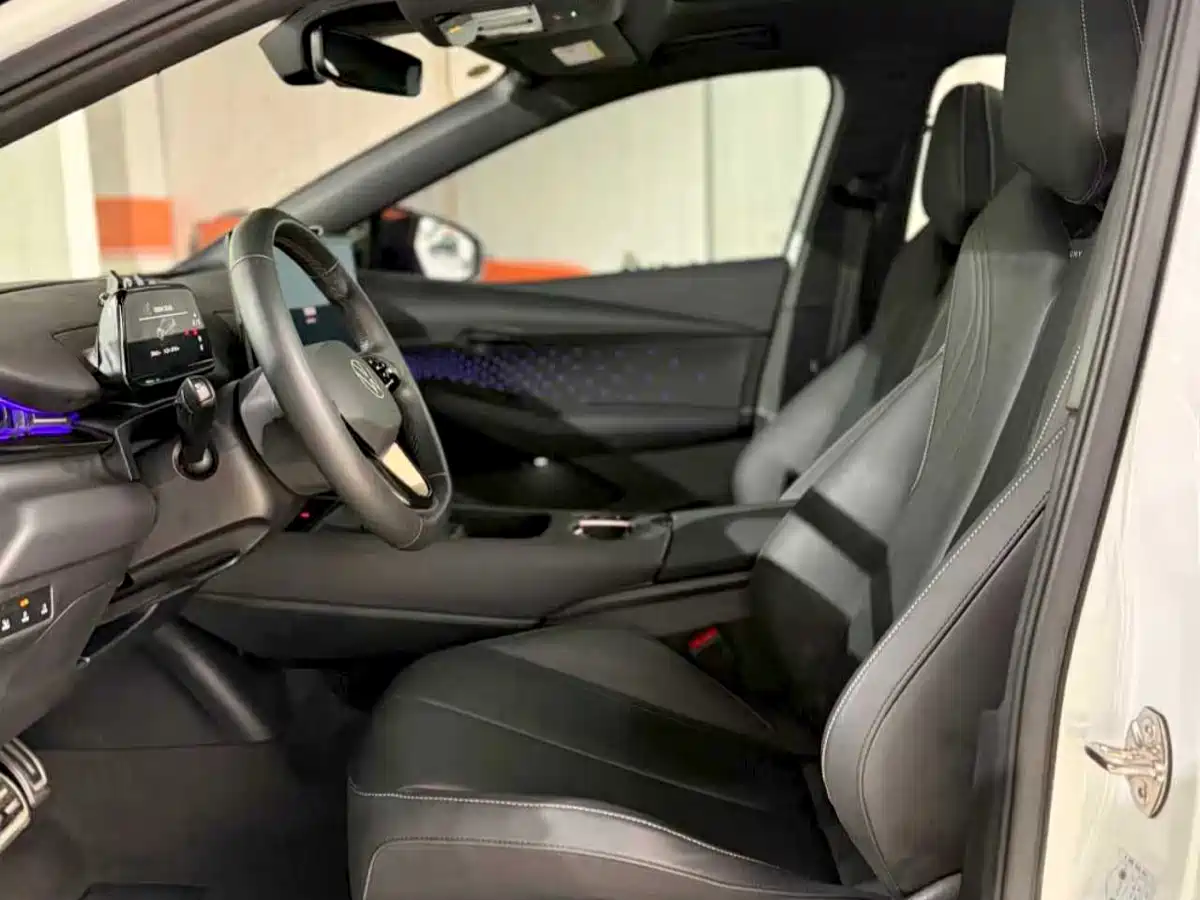 VOLKSWAGEN WITH THE CROWD 06