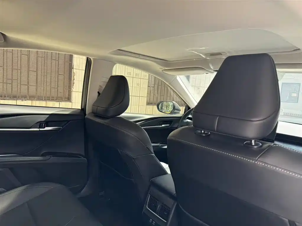 Toyota Camry 2024 2.0GVP Luxury Edition фото 8