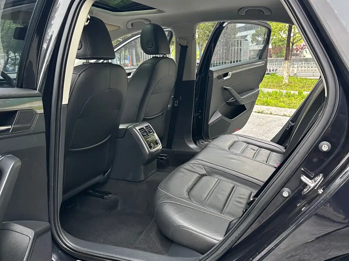 Volkswagen Passat 2017 330TSI DSG Prestige фото 12