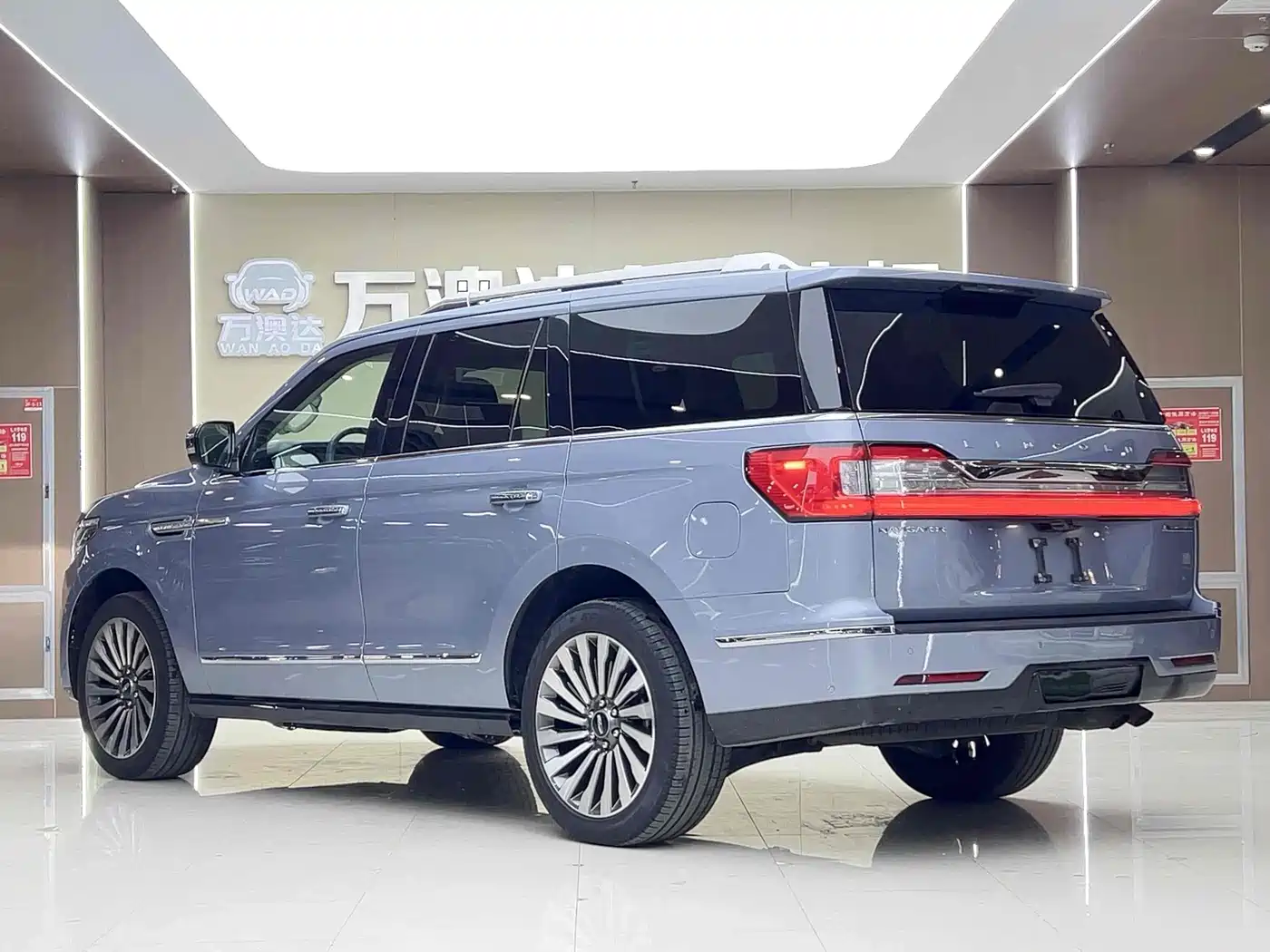 Photo 18 - Lincoln Navigator