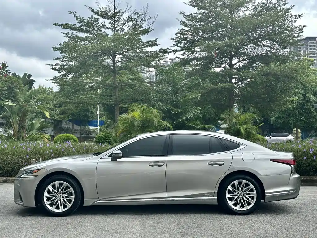 Фото 3 - Lexus LS
