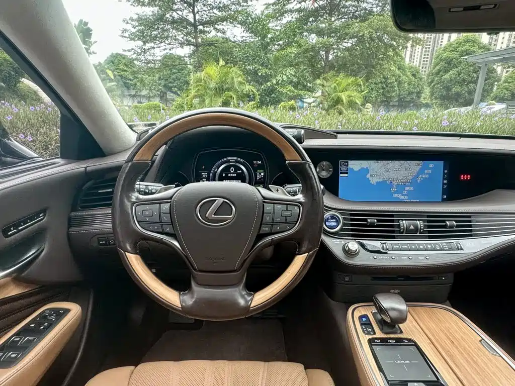 Фото 10 - Lexus LS