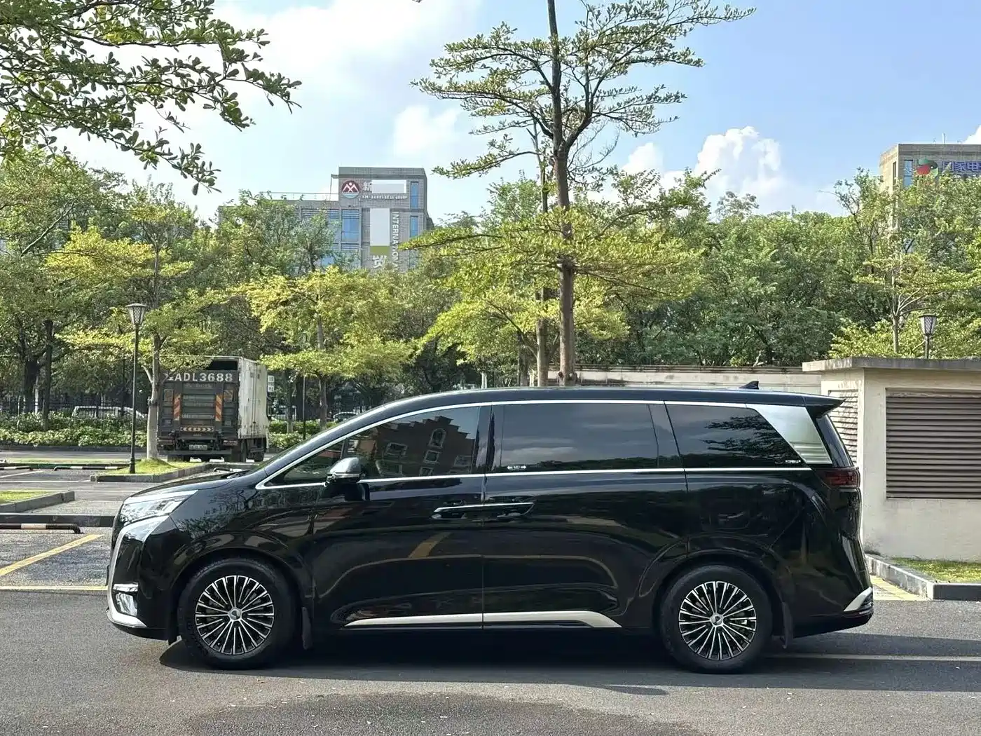 Denza D9 2023 2022 EV 600 4WD Flagship