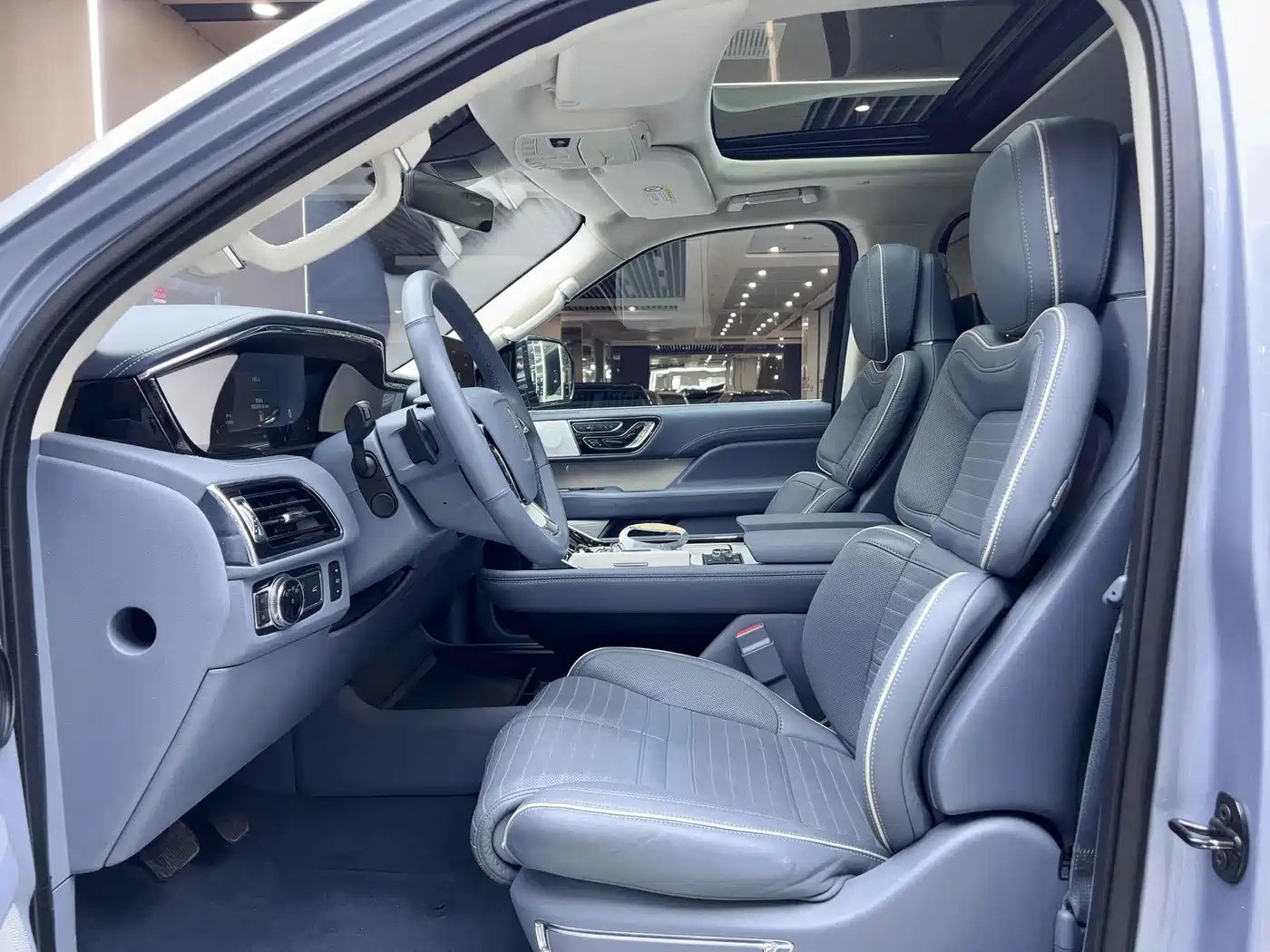 Photo 11 - Lincoln Navigator