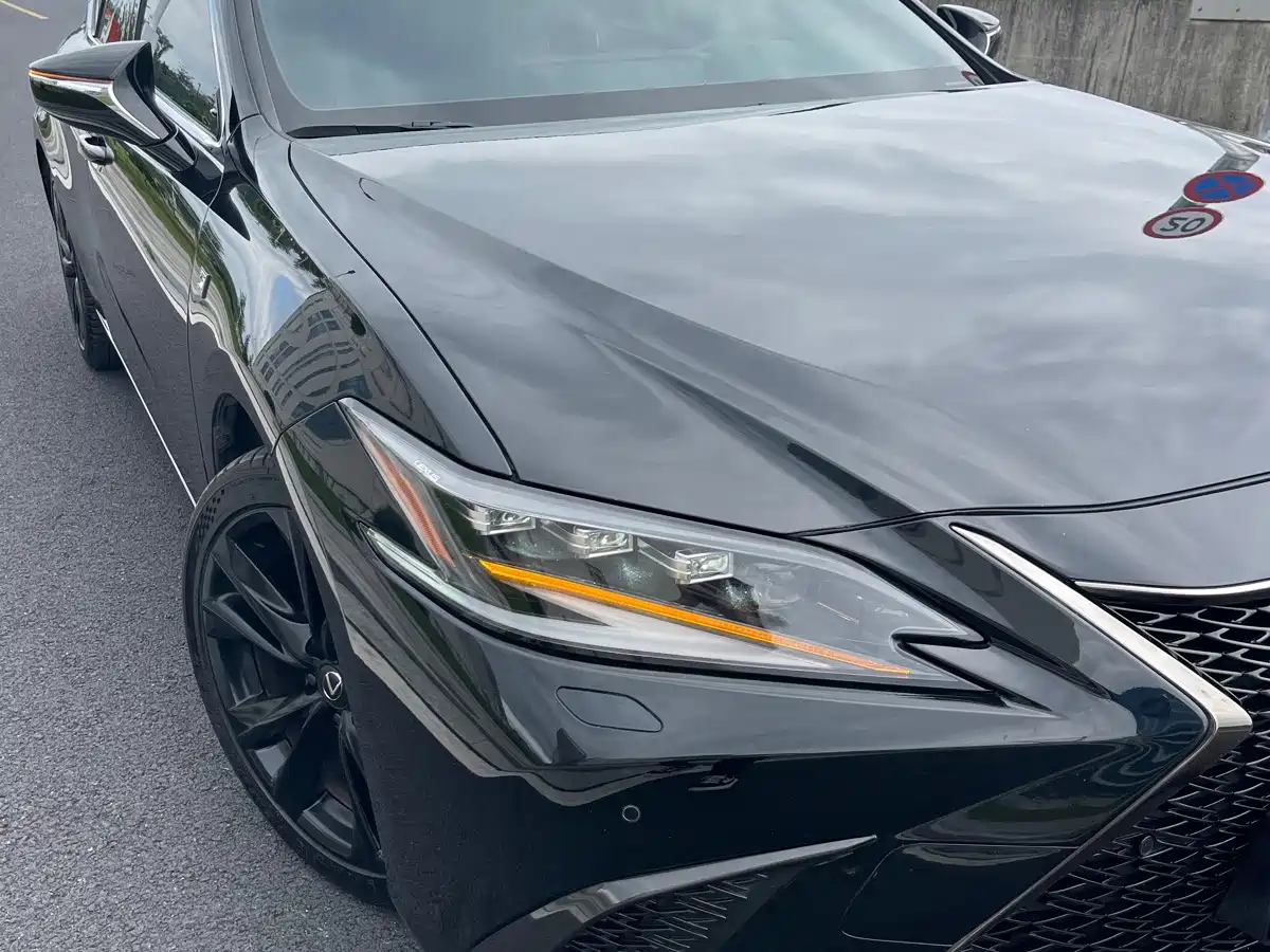 Фото 11 - Lexus ES