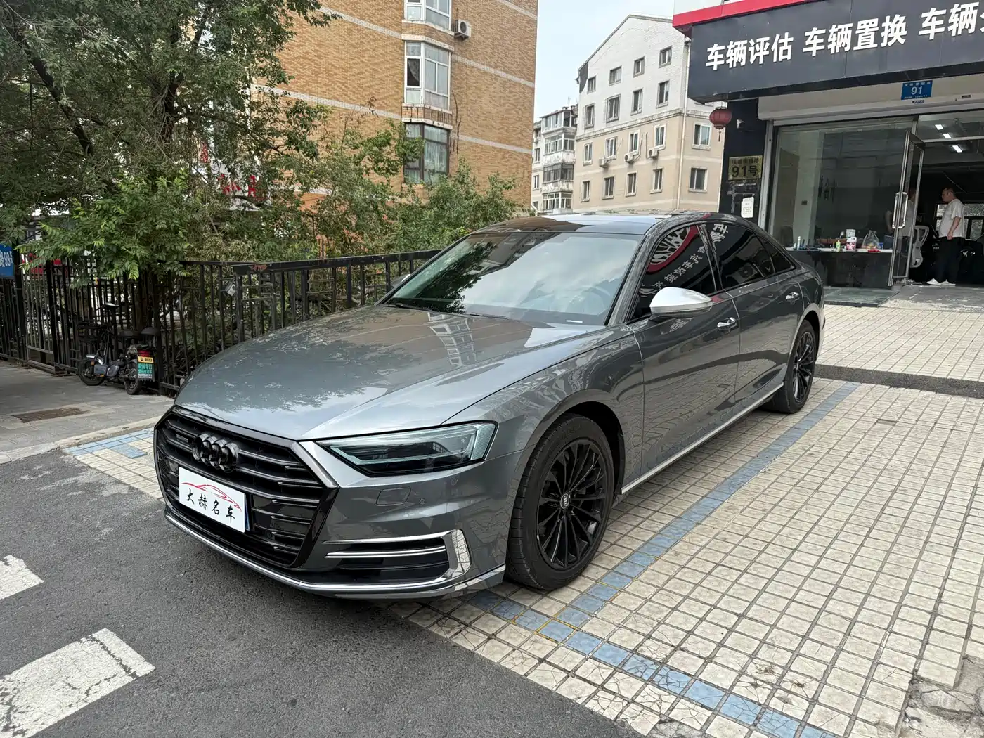 Фото 1 - Audi A8