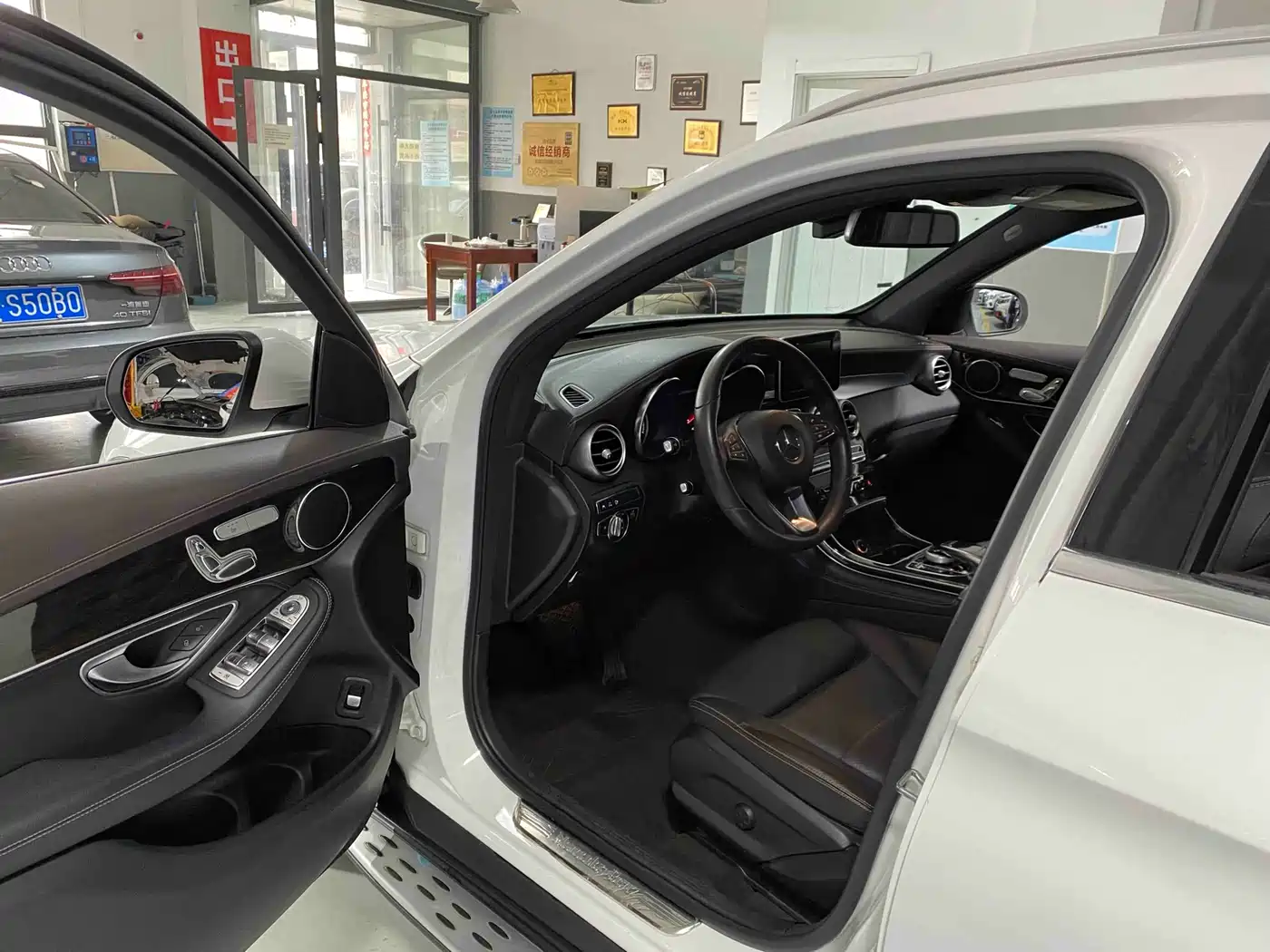 Mercedes-Benz GLC 2018 GLC 260 4MATIC Luxury фото 4