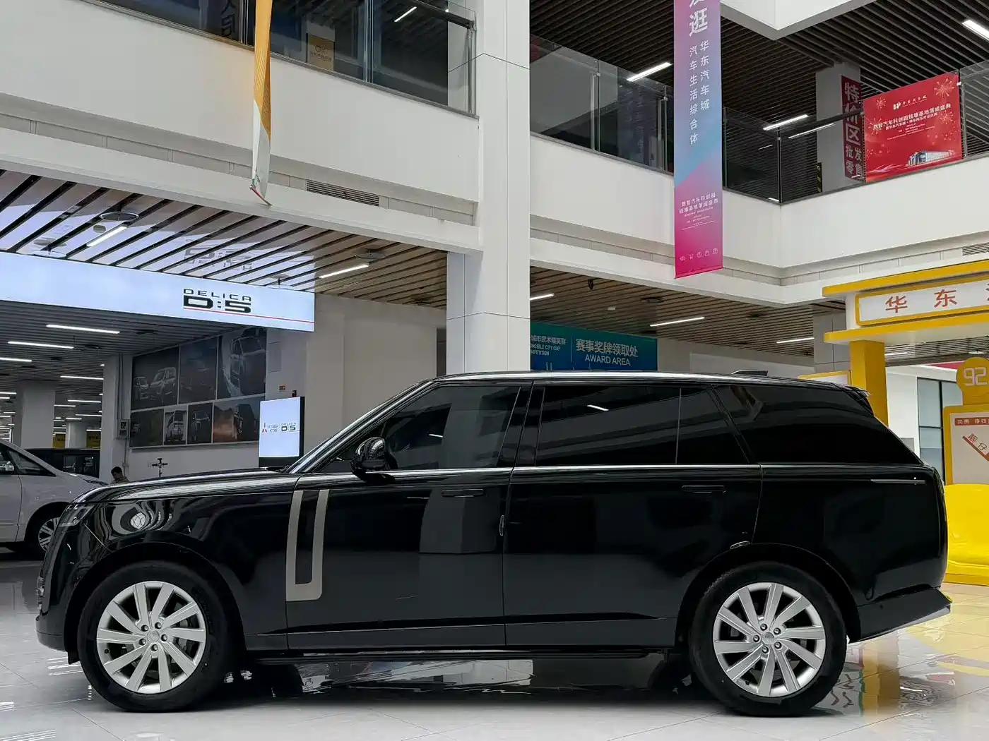 Land Rover Range Rover 2023 3.0 L6 400PS Golden Age 7-Seater Long Wheelbase фото 5