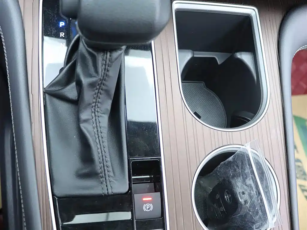 Toyota Granvia 2024 2.5L Hybrid Comfort фото 10