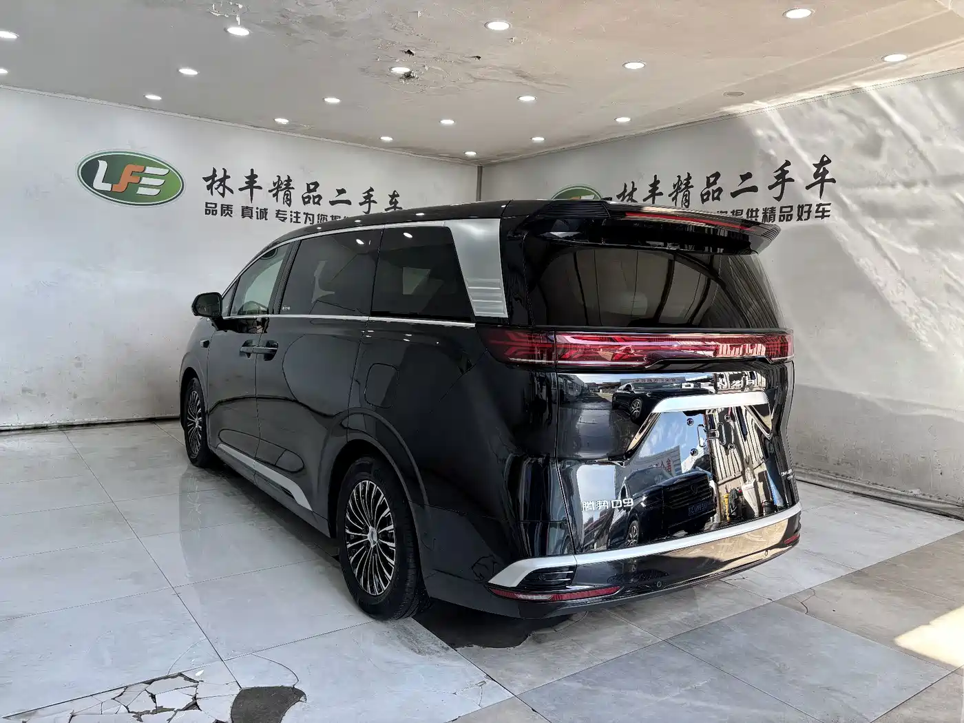 Denza D9 2025 2025 Model DM-i Smart Drive Edition 1020 AWD Flagship