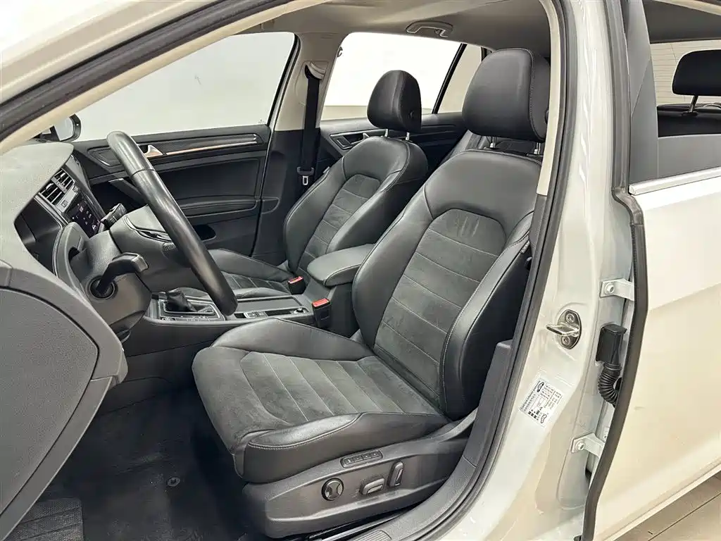 Volkswagen Golf 2020 Beloved Edition 280TSI DSG Luxury фото 12