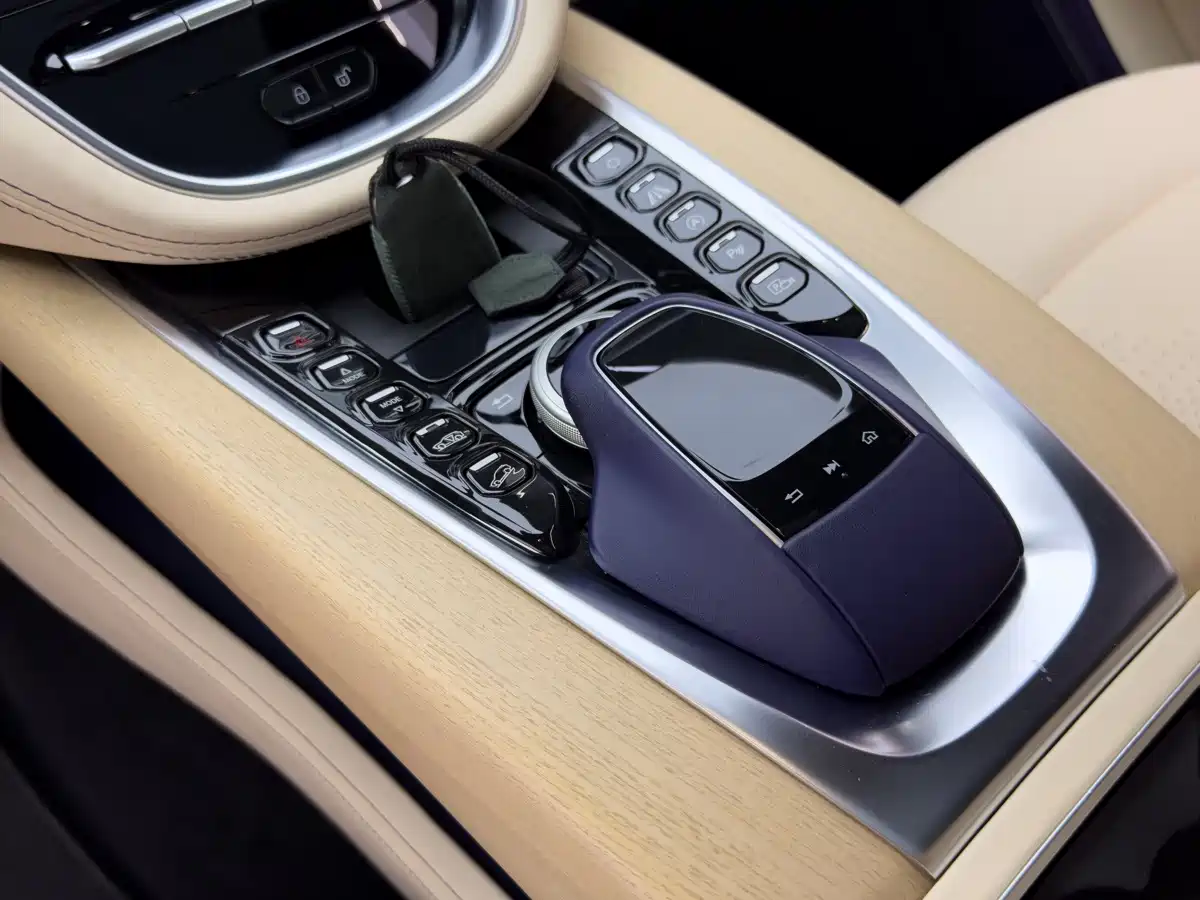 Фото 22 - Aston Martin DBX