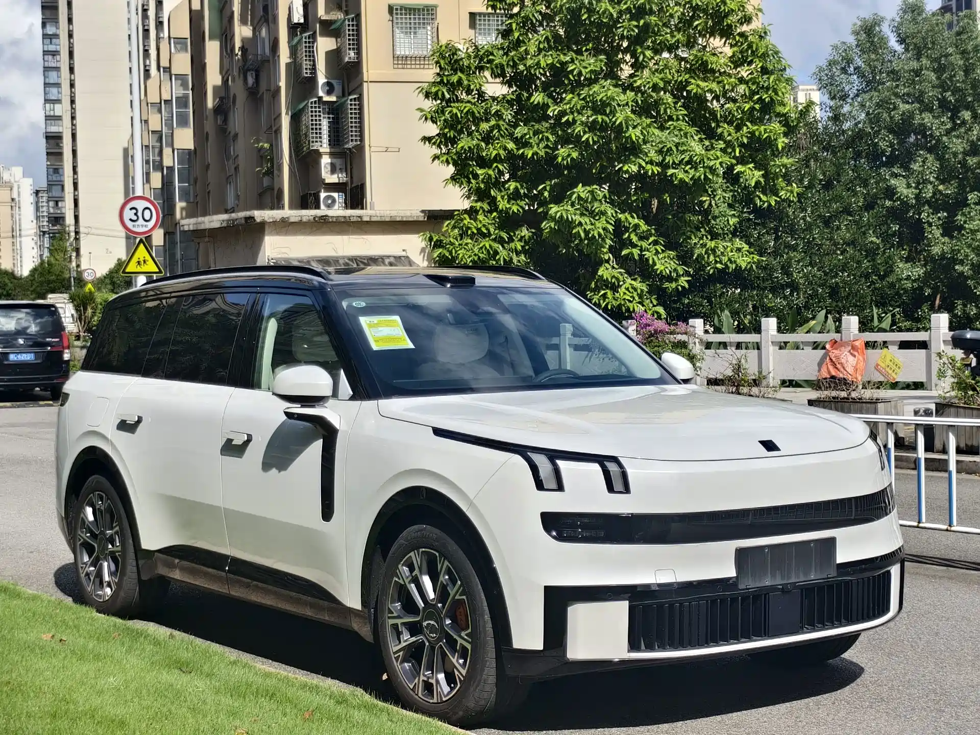 Photo 3 - Lynk & Co 900