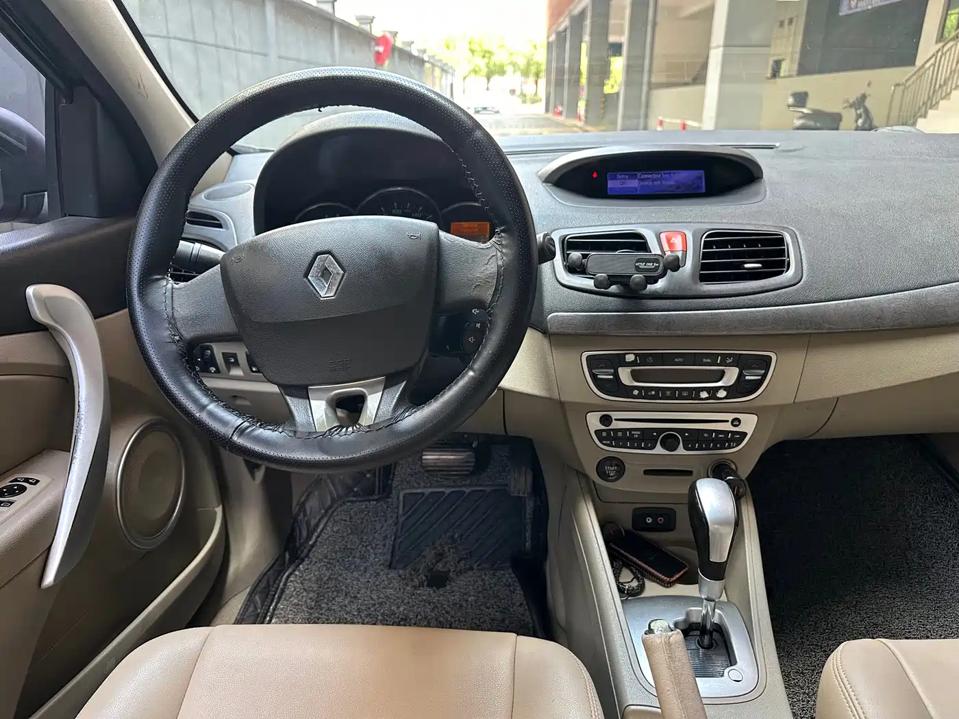 Renault Fluence 2012 2011 2.0L Luxury Navigation Edition
