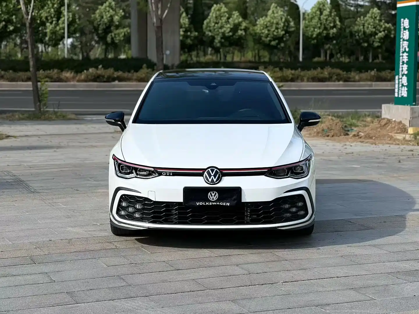 Photo 2 - Volkswagen Golf GTI