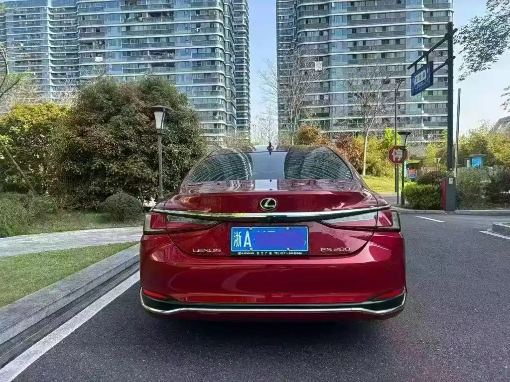 Photo 3 - Lexus ES