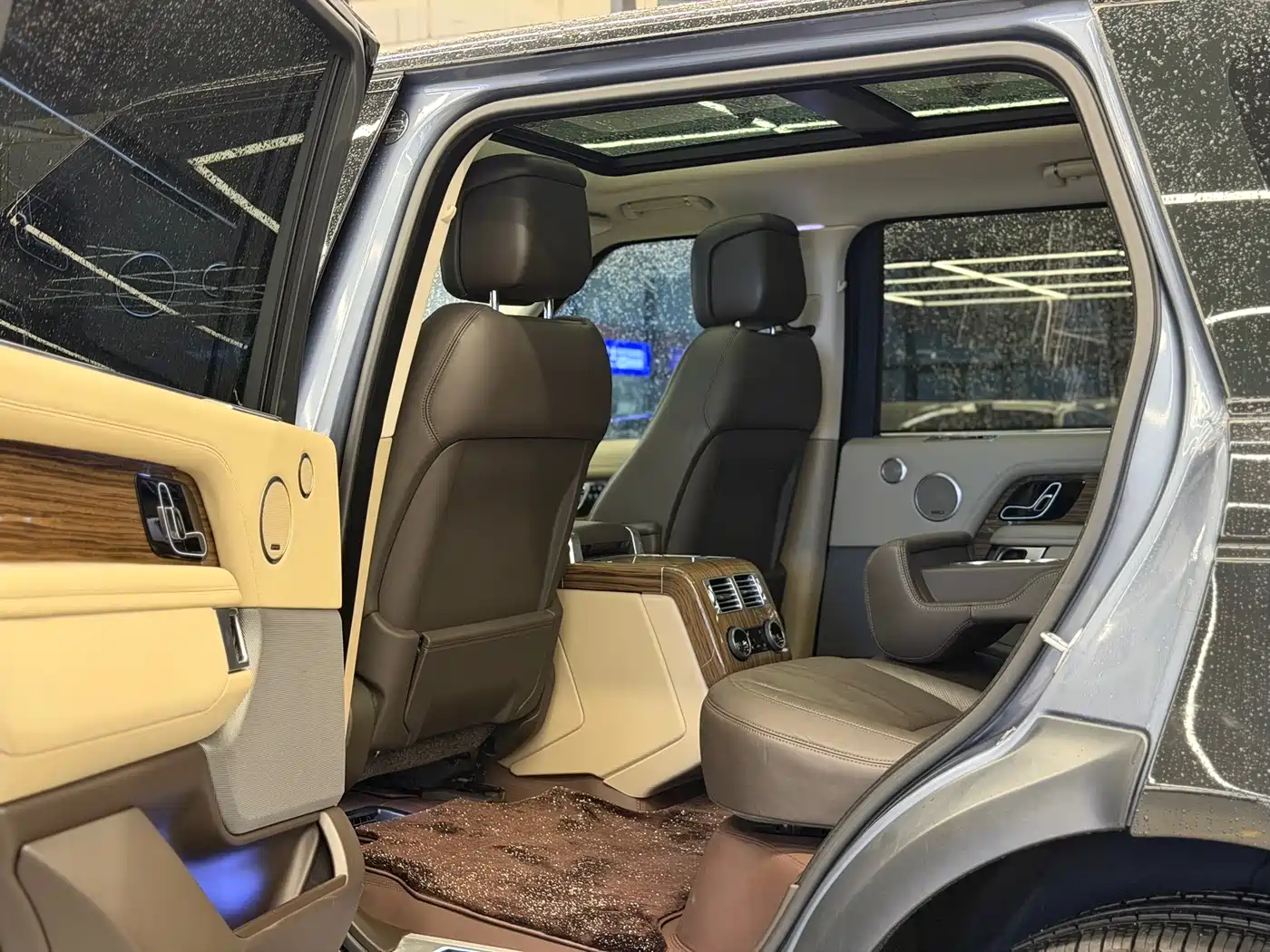 Land Rover Range Rover 2020 3.0 L6 Heritage Extended Edition фото 6
