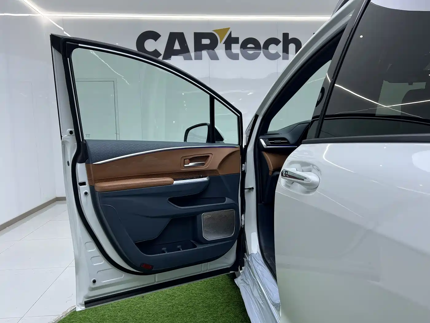 Toyota Granvia 2024 2.5L Hybrid Comfort фото 11