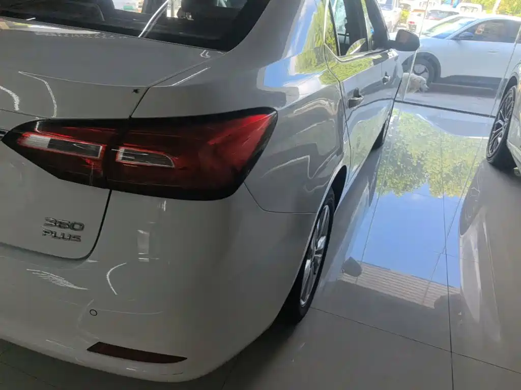Фото 8 - Roewe 360