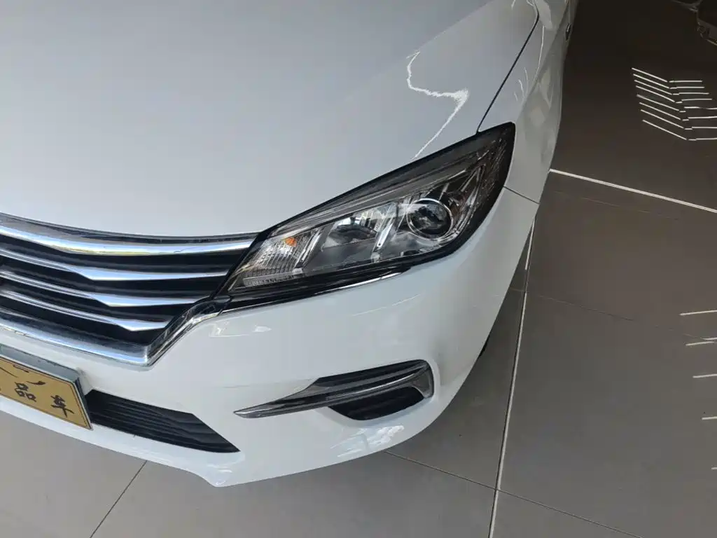Фото 24 - Roewe 360