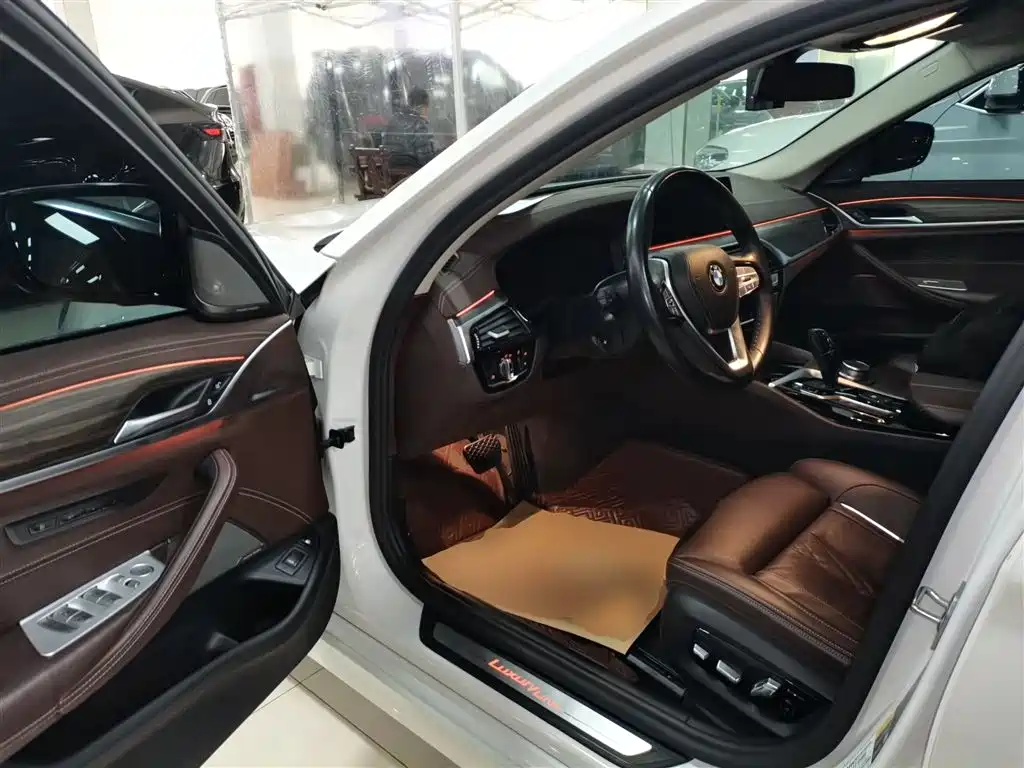 BMW 5 Series New Energy 2020 530Le Range Upgrade Pioneer Edition фото 13
