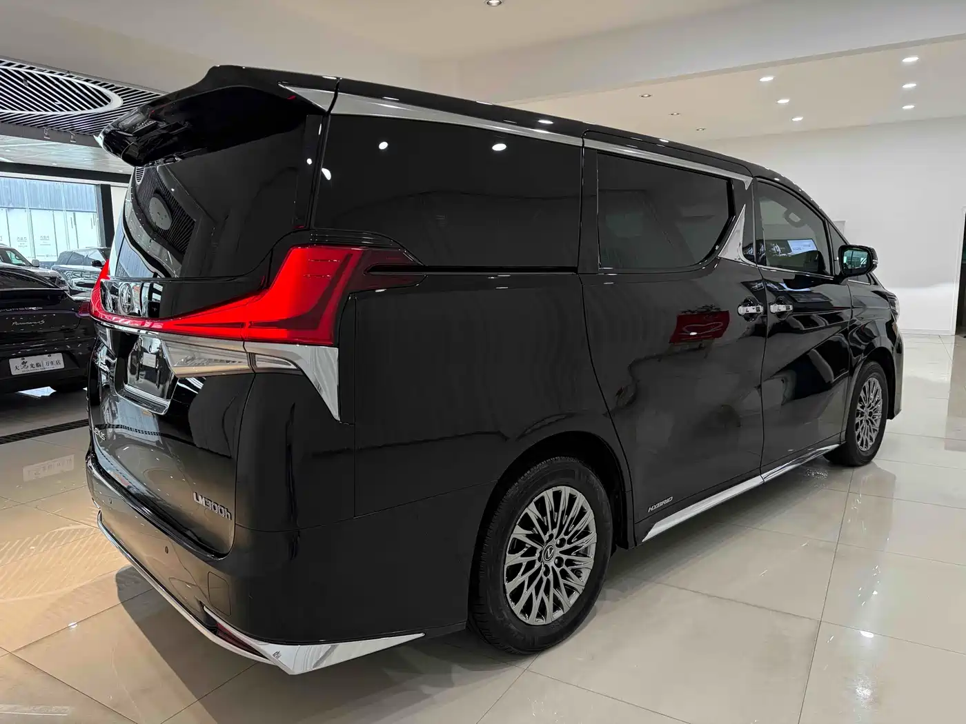 Lexus LM 2020 300h 4-Seat Imperial Edition фото 6