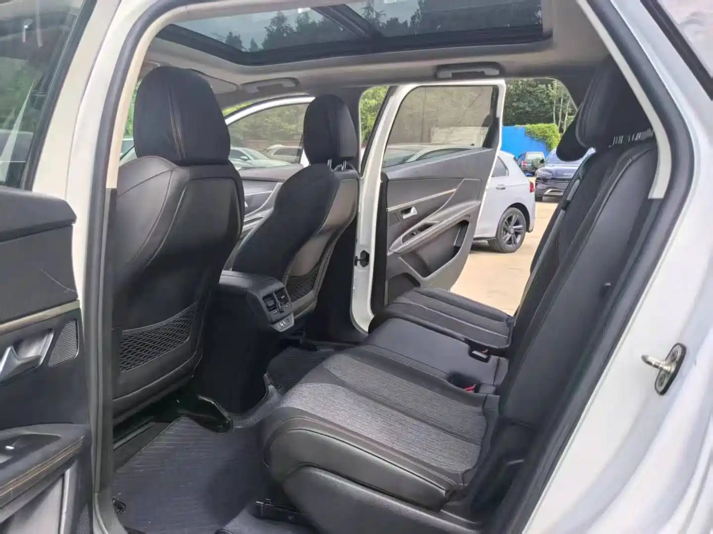 صورة 6 - Peugeot 5008