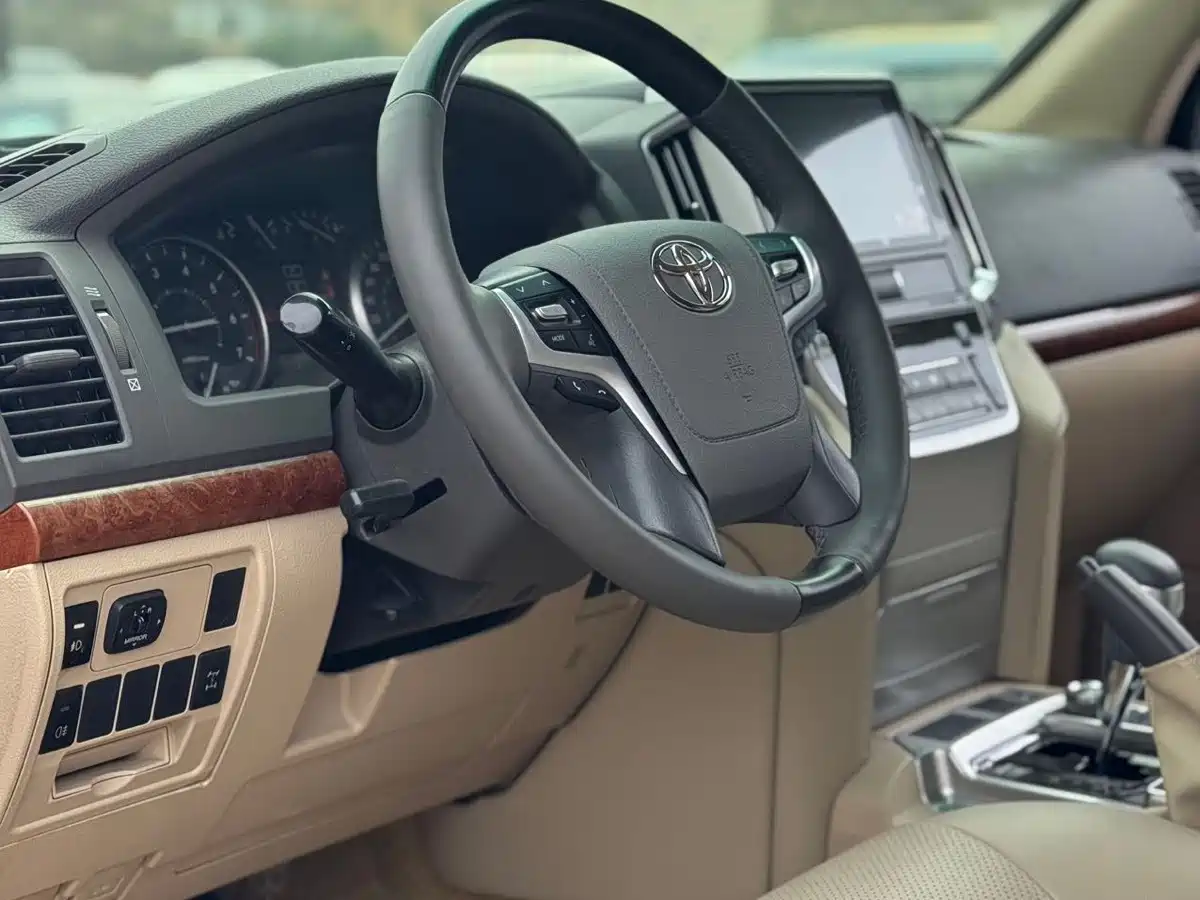 Toyota Land Cruiser (Import) 2015 2015 4.0L V6 Middle East Low Configuration Edition
