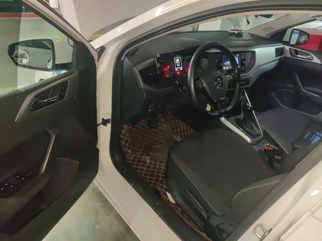 Volkswagen Polo 2019 Plus 1.5L Automatic Panorama Enjoyment Edition фото 12