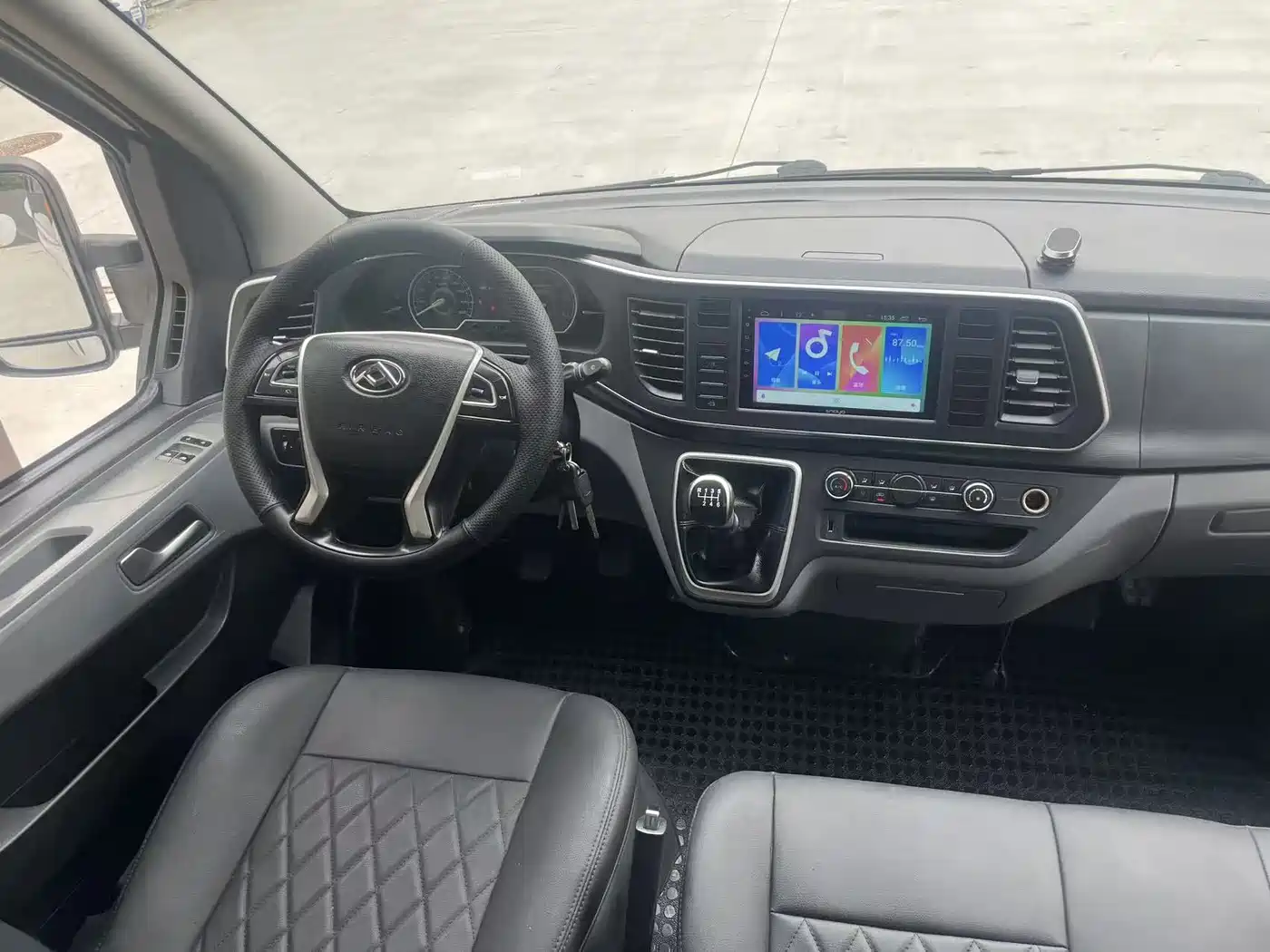 SAIC Maxus Xintu V80 2023 2.0T PLUS Manual All-round King Long Wheelbase Medium Roof 6/7/8/9-seater фото 4