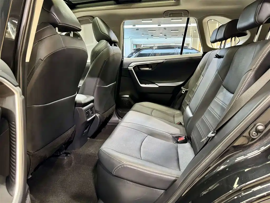 Toyota Wildlander 2023 Hybrid 2.5L E-CVT AWD Premium Edition фото 28