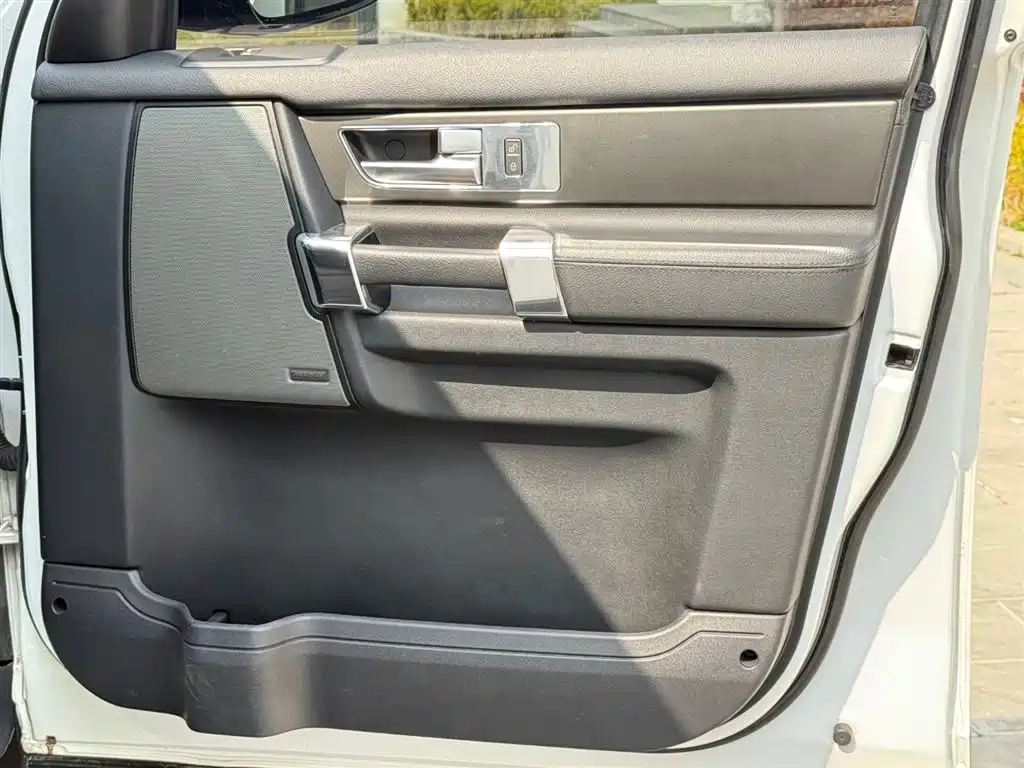Land Rover Discovery 2015 3.0 SDV6 HSE Diesel фото 11