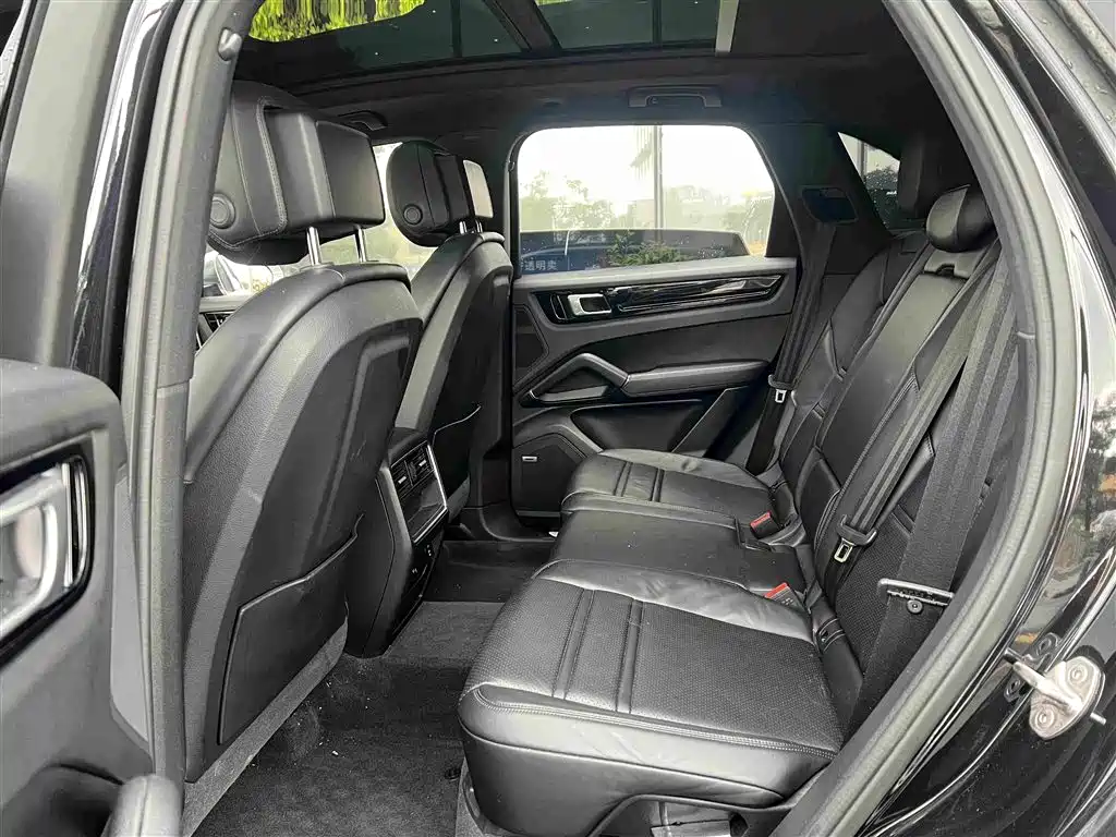 Photo 3 - Porsche Cayenne New Energy