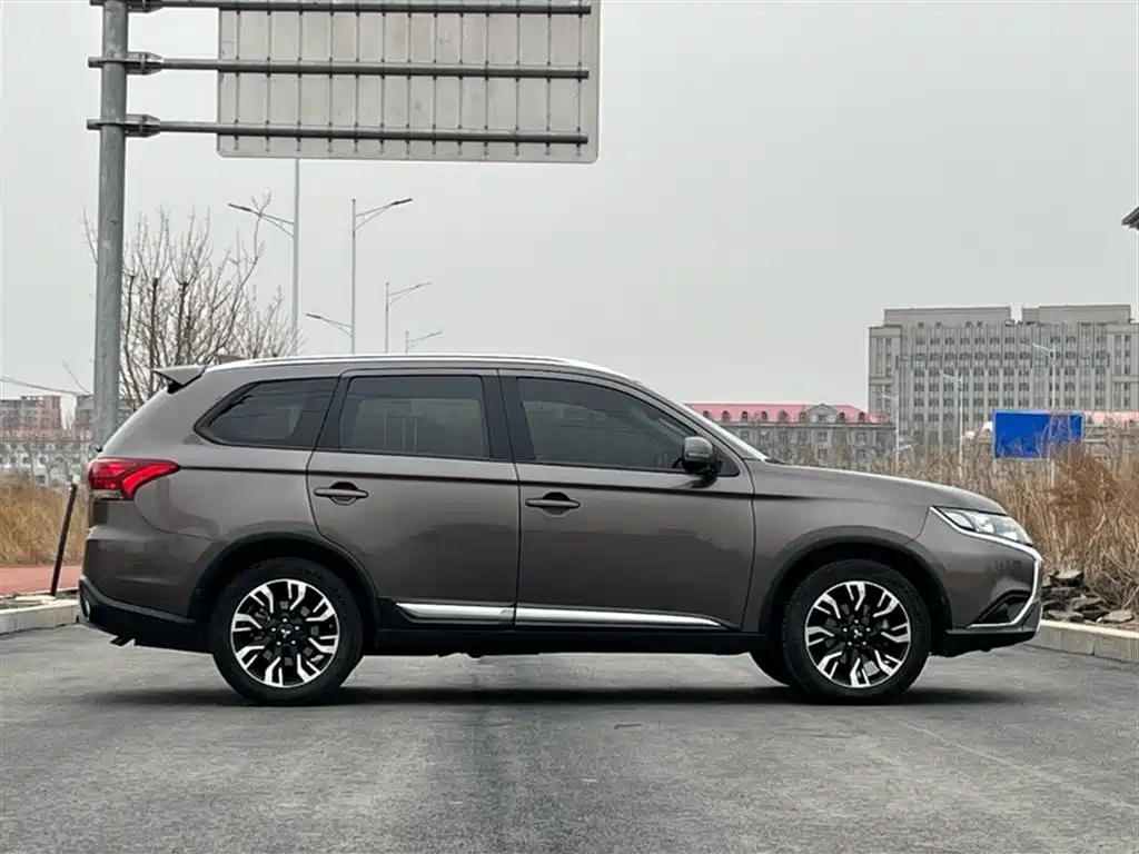 Mitsubishi Outlander 2020 2.0L 2WD Premium 5-seater фото 9