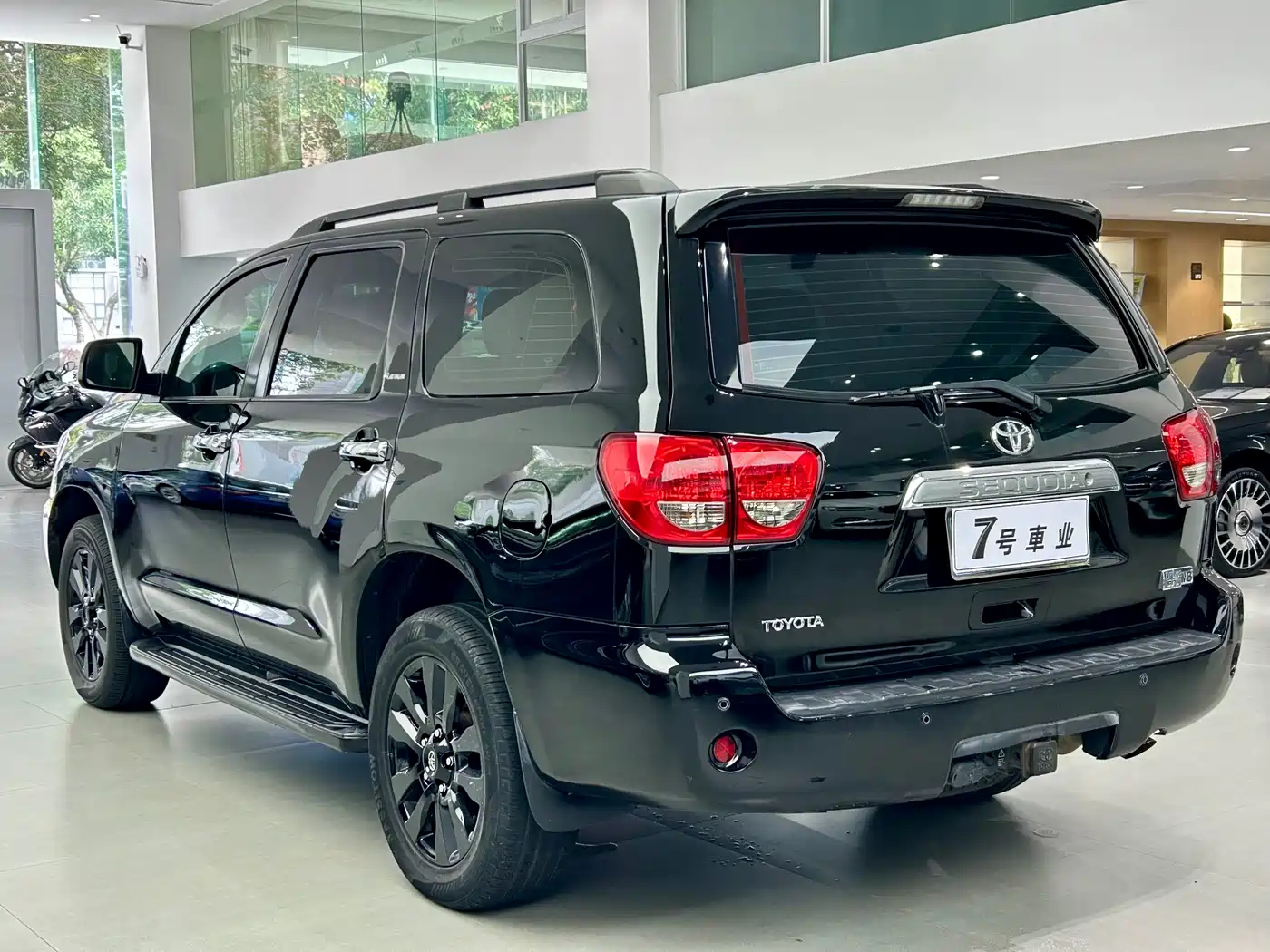 Toyota Sequoia 2010 5.7 Platinum Edition фото 17
