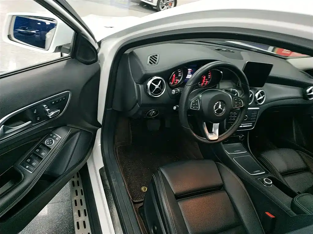 Mercedes-Benz GLA 2018 GLA 200 Fashion фото 13