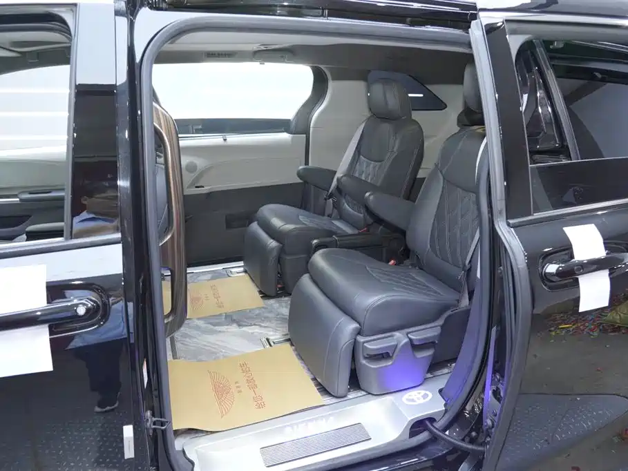 Toyota Sienna 2023 2.5L Hybrid Comfort Edition фото 11