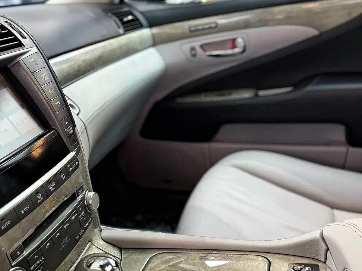 Lexus LS 2013 600hL фото 18