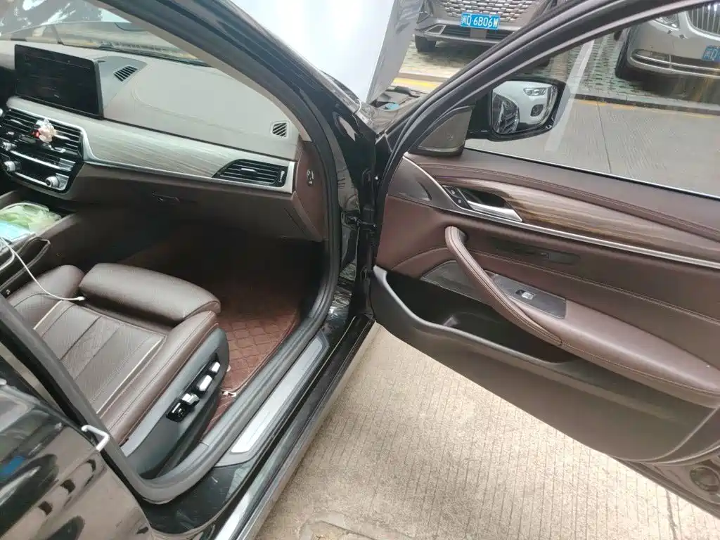 Photo 18 - BMW 5 Series