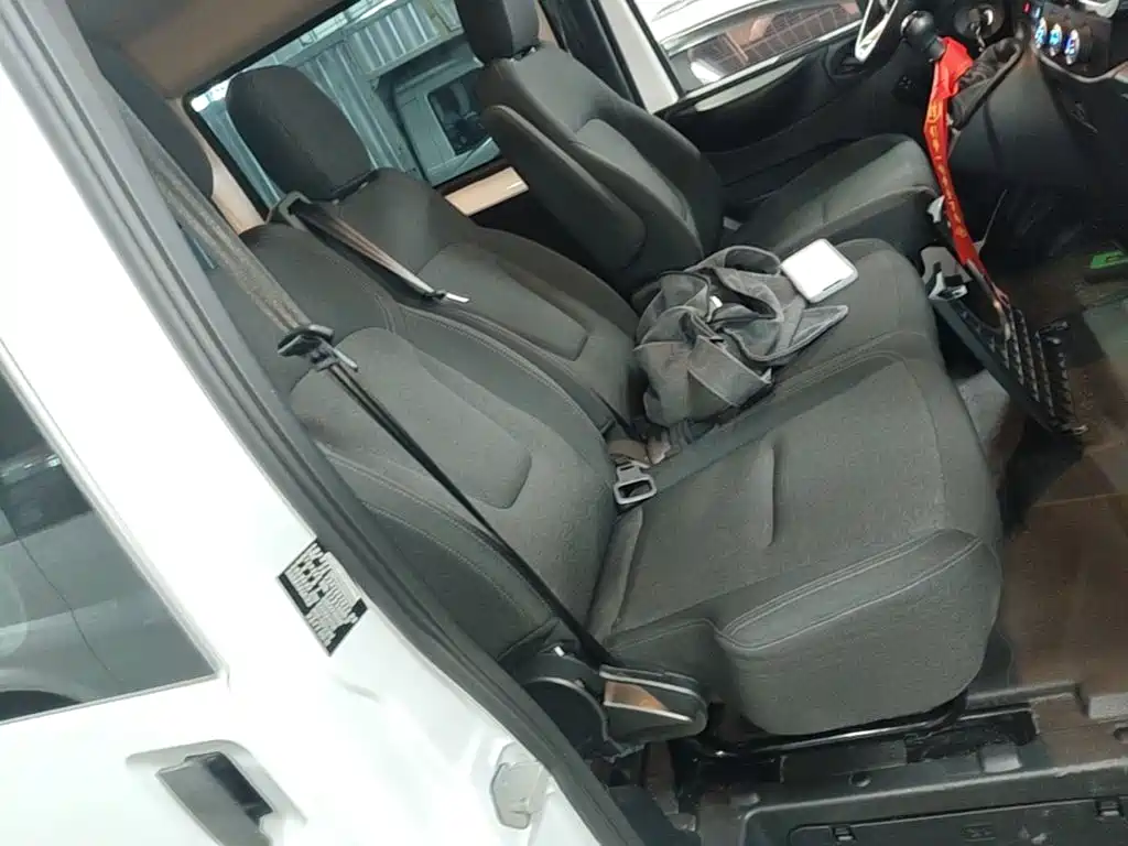 Jiangling JMC Fushun 2026 2025 Model 2.0T 6MT Diesel Short Wheelbase Low Roof Commercial MPV 5/6 Seats with Dual Swing Doors