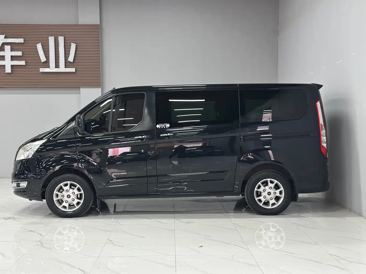 Ford Tourneo 2016 2.0T Manual Elite Edition фото 3