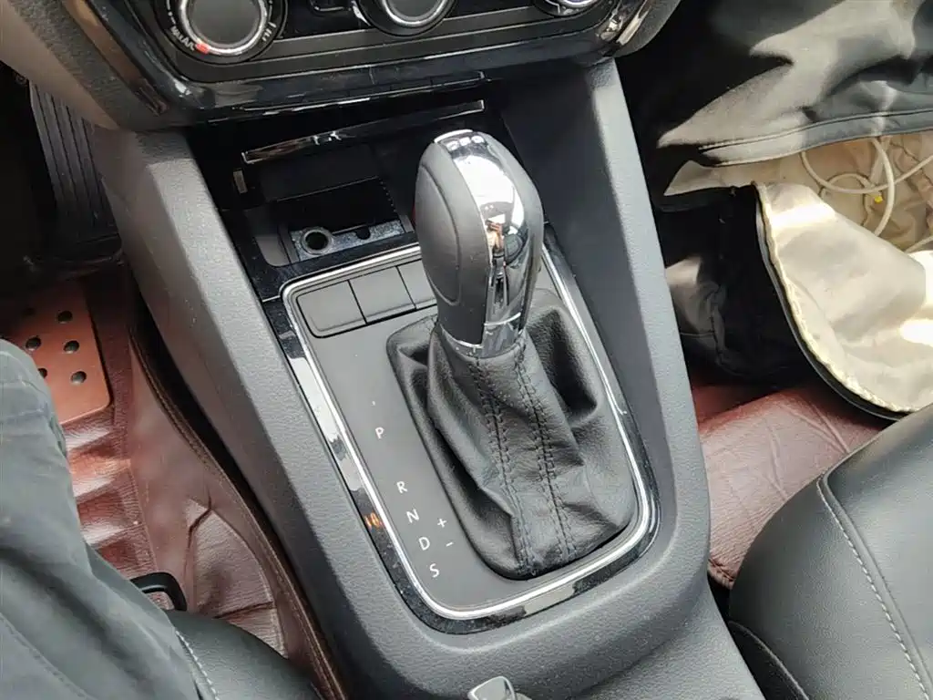 Volkswagen Sagitar 2016 230TSI 25th Anniversary Edition фото 14