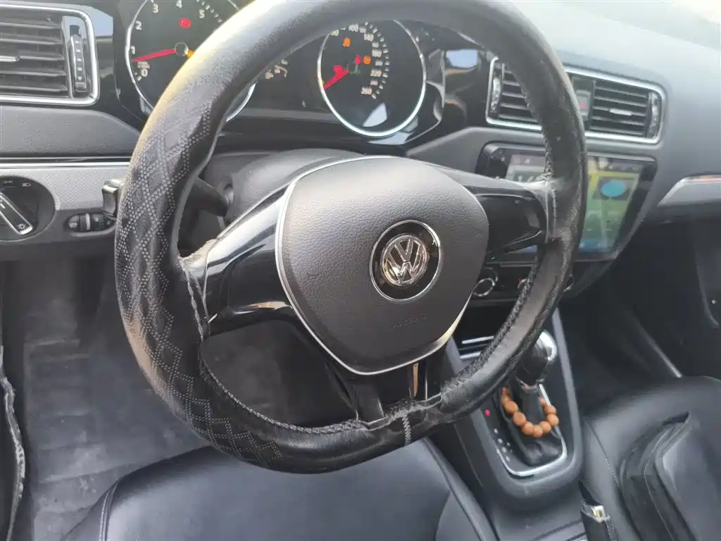 Volkswagen Sagitar 2015 1.6L Automatic Comfort фото 3