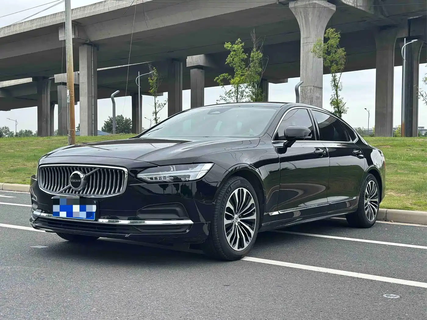 Volvo S90 2024 B5 Momentum Luxury Edition