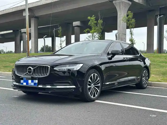 Volvo S90 2024 B5 Momentum Luxury Edition