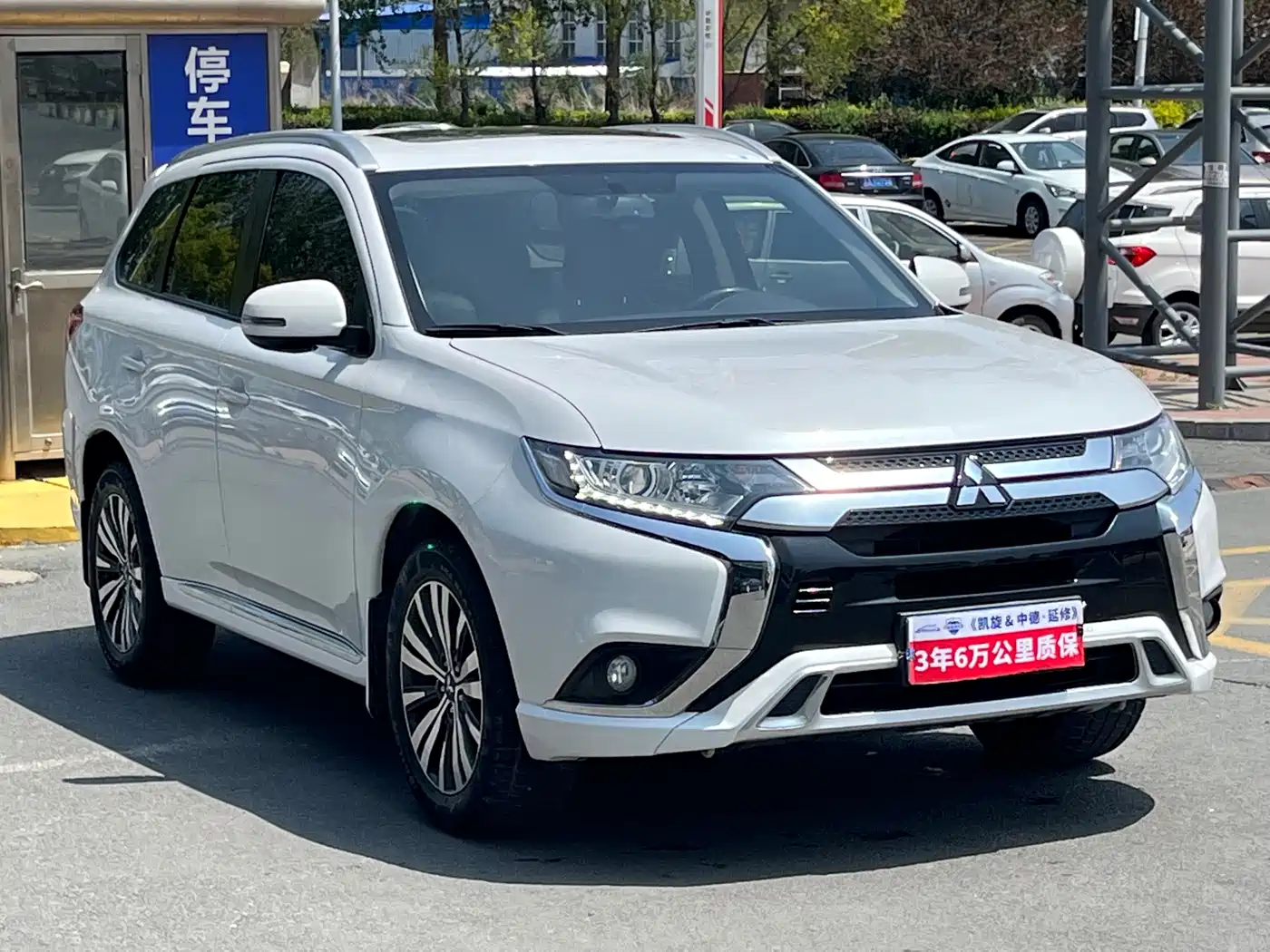 Mitsubishi Outlander 2021 Facelift 2.0L 2WD Premium Edition 5-Seater фото 3